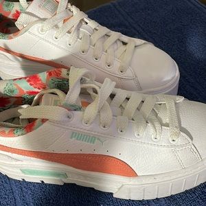 A size 5 pair of girls, puma platform, tennis shoes